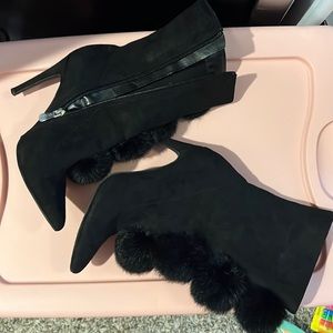 High heel black booties with fur balls